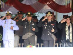 Dandim 0825/Banyuwangi Hadiri Upacara Hardiknas yang Dipimpin Langsung Mendikdasmen di Taman Blambangan  BANYUWANGI – Komandan Kodim 0825/Banyuwangi, Letkol Arm Tryadi Indrawijaya, menghadiri upacara peringatan Hari Pendidikan Nasional (Hardiknas) tahun 2026 yang digelar di Taman Blambangan, Sabtu (02/05/2026). Upacara tersebut dipimpin langsung oleh Menteri Pendidikan Dasar dan Menengah Republik Indonesia, Prof. Dr. Abdul Mu’ti, dan diikuti oleh jajaran Forkopimda, pelajar, serta insan pendidikan se-Banyuwangi.  Dalam amanatnya, Prof. Dr. Abdul Mu’ti menekankan pentingnya peran seluruh elemen bangsa dalam memajukan pendidikan nasional. Ia menyampaikan bahwa peringatan Hardiknas bukan sekadar seremoni, melainkan momentum untuk memperkuat komitmen dalam menciptakan pendidikan yang inklusif, berkualitas, dan berkarakter guna menghadapi tantangan global di masa depan.  Sementara itu, Letkol Arm Tryadi Indrawijaya menyampaikan bahwa kehadirannya merupakan bentuk dukungan TNI terhadap kemajuan dunia pendidikan. Menurutnya, sinergi antara pemerintah, aparat, dan lembaga pendidikan sangat penting dalam membentuk generasi muda yang disiplin, berintegritas, serta memiliki semangat kebangsaan yang kuat. Ia berharap peringatan Hardiknas ini dapat menjadi pemacu semangat bagi seluruh pihak untuk terus berkontribusi dalam pembangunan pendidikan di Banyuwangi.