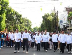Kasdim 0825/Banyuwangi Turun Langsung Ikuti Jalan Sehat Kartini, Ribuan Warga Padati Pendopo Sabha Swagata