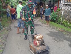 Aksi Nyata Babinsa di Glagah: Pimpin Warga Perbaiki Jalan Rusak, 300 Meter Tuntas Demi Kenyamanan Bersama