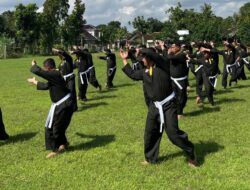 Sengatan Mentari Tak Surutkan Semangat Prajurit Kodim 0825 Banyuwangi Latihan Pencak Silat Militer di Bangorejo