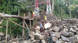 TNI dan Warga Kompak Bangun Jembatan Garuda, Semangat Koramil Kabat Jadi Penggerak Kemajuan Desa
