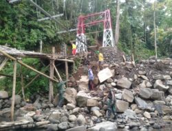 TNI dan Warga Kompak Bangun Jembatan Garuda, Semangat Koramil Kabat Jadi Penggerak Kemajuan Desa