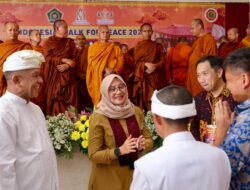Tiba di Banyuwangi, Bupati Ipuk dan Komponen Lintas Agama Sambut Kedatangan Biksu Thudong