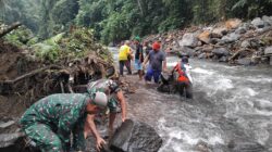 Usai Jembatan Garuda Berdiri, Prajurit Koramil Turun Tangan Berantas Sedimen Sungai Binau
