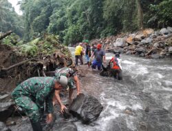 Usai Jembatan Garuda Berdiri, Prajurit Koramil Turun Tangan Berantas Sedimen Sungai Binau