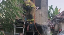 Tandon Air Terbakar di Banyuwangi, Damkarmat Berhasil Padamkan Api dalam 10 Menit