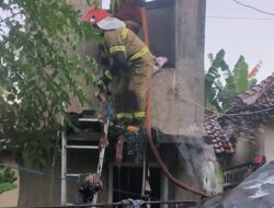 Tandon Air Terbakar di Banyuwangi, Damkarmat Berhasil Padamkan Api dalam 10 Menit