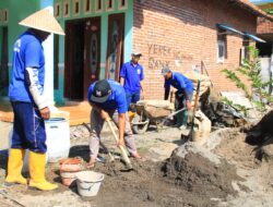 Warga Binaan Lapas Banyuwangi Turun Tangan Bedah Rumah, Wujud Nyata Bakti Sosial untuk Masyarakat