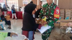 Wujud Kepedulian, Babinsa Purwodadi Koramil 0825/06 Gambiran Dampingi Penyaluran Bantuan Beras Bulog kepada Warga