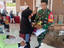 Wujud Kepedulian, Babinsa Purwodadi Koramil 0825/06 Gambiran Dampingi Penyaluran Bantuan Beras Bulog kepada Warga