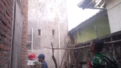Babinsa Koramil 0825/01 Kota Banyuwangi Sigap Bantu Penanganan Kebakaran Tandon Air di Kelurahan Sobo