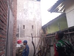 Babinsa Koramil 0825/01 Kota Banyuwangi Sigap Bantu Penanganan Kebakaran Tandon Air di Kelurahan Sobo