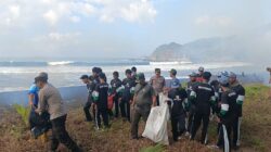 Koramil Pesanggaran Aktif Turun Gotong Royong Kerja Bakti Kebersihan Pantai Persiapan Dalam Rangka Ancara Petik Laut 1 Suro Pantai Lampon