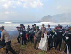 Koramil Pesanggaran Aktif Turun Gotong Royong Kerja Bakti Kebersihan Pantai Persiapan Dalam Rangka Ancara Petik Laut 1 Suro Pantai Lampon