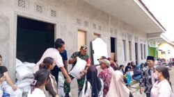 Babinsa Kawal Penyaluran Bantuan Pangan untuk 1.230 Keluarga di Sumberarum, Warga Rasakan Hadirnya Negara