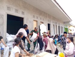 Babinsa Kawal Penyaluran Bantuan Pangan untuk 1.230 Keluarga di Sumberarum, Warga Rasakan Hadirnya Negara