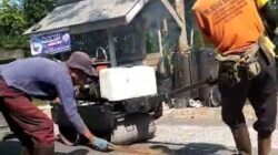 Jalan Kromengan Kembali Mulus, Program Sapu Lobang Dinas PU Disambut Antusias Warga