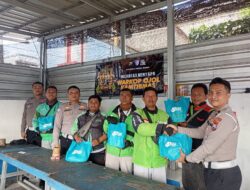HUT Bhayangkara ke-80, Satlantas Polres Jember Bagi 100 Paket Sembako ke Ojol