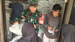 Babinsa di Garis Depan Logistik: Koramil 0825/21 Kalipuro Amankan Penyaluran Beras & Minyak