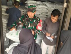 Babinsa di Garis Depan Logistik: Koramil 0825/21 Kalipuro Amankan Penyaluran Beras & Minyak