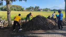 Sinergi Tanpa Batas, Babinsa Bubuk Bersama Tiga Pilar dan Warga Gelar Kerja Bakti Perbaiki Jalan Penghubung Desa