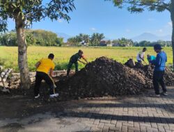Sinergi Tanpa Batas, Babinsa Bubuk Bersama Tiga Pilar dan Warga Gelar Kerja Bakti Perbaiki Jalan Penghubung Desa