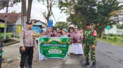 Sinergi Babinsa dan Bhabinkamtibmas Amankan Jalannya Wisuda Siswa MI Masroatul Huda Kedunggebang