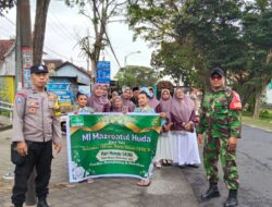 Sinergi Babinsa dan Bhabinkamtibmas Amankan Jalannya Wisuda Siswa MI Masroatul Huda Kedunggebang