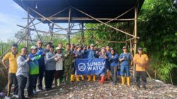 Personil Koramil 0825/06 Gambiran Bersama Sungai Watch Bersihkan Sampah di Bantaran Sungai