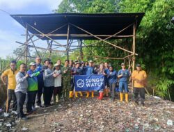 Personil Koramil 0825/06 Gambiran Bersama Sungai Watch Bersihkan Sampah di Bantaran Sungai