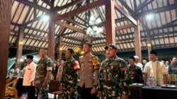 Babinsa Amankan Pagelaran Wayang Kulit Tradisi Bersih Desa Sarongan, Pererat Silaturahmi Warga