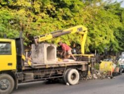 DPU CKPP Banyuwangi Gerak Cepat Tangani Jalan Ambles di Depan Pasar Blambangan, Perbaikan Dikebut hingga Malam Hari