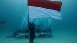 Spektakuler! Rayakan Hari Bhayangkara ke-80, Polres Raja Ampat Kibarkan Merah Putih di Dasar Laut Saonek