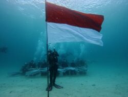 Spektakuler! Rayakan Hari Bhayangkara ke-80, Polres Raja Ampat Kibarkan Merah Putih di Dasar Laut Saonek