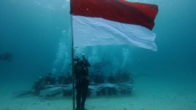 Spektakuler! Rayakan Hari Bhayangkara ke-80, Polres Raja Ampat Kibarkan Merah Putih di Dasar Laut Saonek