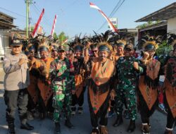Meriahkan Grebeg Suro, Babinsa Koramil Muncar Dukung Pelestarian Budaya dan Penguatan UMKM Desa Kumendung