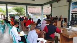 Sambut HUT Kemerdekaan RI, Babinsa Kebondalem Kawal Persiapan Bazar UMKM hingga Pagelaran Sendratari Tanjung Wangi