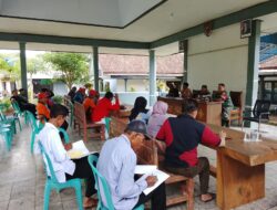 Sambut HUT Kemerdekaan RI, Babinsa Kebondalem Kawal Persiapan Bazar UMKM hingga Pagelaran Sendratari Tanjung Wangi