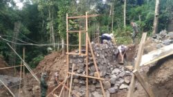 Hari Ke-10 Pembangunan Jembatan Garuda, TNI dan Warga Percepat Pengerjaan di Songgon