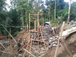 Hari Ke-10 Pembangunan Jembatan Garuda, TNI dan Warga Percepat Pengerjaan di Songgon