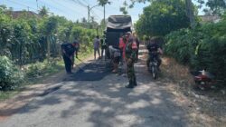 Babinsa Kedunggebang Kawal Perbaikan Jalan Desa, Sinergi TNI dan Warga Percepat Pembangunan