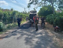 Babinsa Kedunggebang Kawal Perbaikan Jalan Desa, Sinergi TNI dan Warga Percepat Pembangunan
