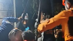Lansia Ditemukan Meninggal Dunia di Dalam Sumur, Damkarmat Banyuwangi Bersama Basarnas Lakukan Evakuasi