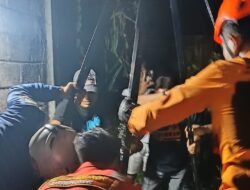 Lansia Ditemukan Meninggal Dunia di Dalam Sumur, Damkarmat Banyuwangi Bersama Basarnas Lakukan Evakuasi
