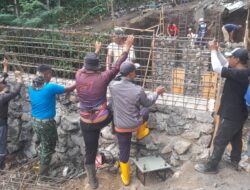 Hari Ke-19 Pembangunan Jembatan Garuda, TNI dan Warga Percepat Akses Penghubung di Dusun Gumukcandi