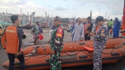 Babinsa Koramil 0825/17 Muncar Sigap Pencarian Korban Laka Laut KM Sinar Jaya Bersama Tim SAR Gabungan