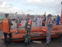 Babinsa Koramil 0825/17 Muncar Sigap Pencarian Korban Laka Laut KM Sinar Jaya Bersama Tim SAR Gabungan