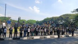 Wartawan Malang Raya Gelar Aksi “Kami Bukan Londo Ireng”, Desak Presiden Prabowo Minta Maaf