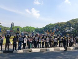 Wartawan Malang Raya Gelar Aksi “Kami Bukan Londo Ireng”, Desak Presiden Prabowo Minta Maaf