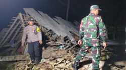 Babinsa Koramil Kalipuro Sigap Evakuasi Rumah Tertimpa Pohon Kelapa Akibat Angin Kencang